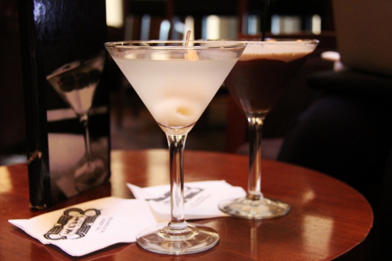 boite-nuit-CARROS-min_martini_bar_lychee_chocolate_alcohol_liquor_happy_hour_happy-910161